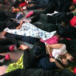 Fotografía facilitada por la ONG "SOS Mediterranee"de los refugiados y migrantes que han soportado niveles alarmantes de violencia y explotación en Libia / Efe