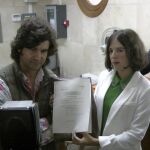 El diestro muestra la querella contra el activista antitaurino