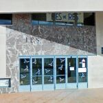 Fachada del instituto de Castalla (Alicante), que se ha quedado pequeño para los 420 alumnos que estudian en sus instalaciones