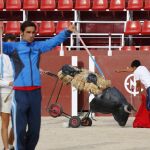 Los alumnos de la escuela taurina de Madrid entrenan la suerte de banderillas y la suerte suprema