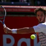 Feliciano Lopez devuelve una bola a Joao Sousa