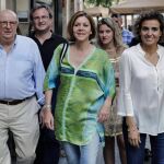 La secretaria general del PP y candidata a presidir el partido, María Dolores de Cospedal (c), acompañada, entre otros, de la ex ministra Dolors Montserrat. Foto: Efe