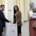 El ministro principal de Gibraltar, Fabian Picardo, en el momento de introducir su voto.