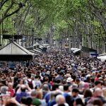 Las calles volvieron a llenarse de gente en busca de libros y rosas. Archivo