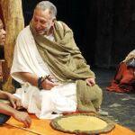 Makram J. Khoury, como Tierno Bokar (en el centro), en «11 and 12»