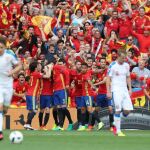 Los jugadores de la selección española celebran la victoria en la primera jornada de la Eurocopa 2016