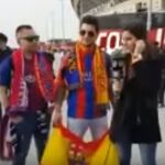 Imagen de los aficionados, todavía con la bandera de España, junto a la reportera de Barça TV