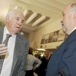 EL ATLÉTICO HOMENAJEA A DEL BOSQUE. El seleccionador, que coincidió en el acto con Luis, fue premiado por la Fundación del club