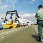 Un miembro de la Guardia Civil vigila en Algeciras al Odyssey Explorer, en 2007