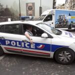 La Policía disparó contra un vehículo de color oscuro que intentó saltarse el cordón seguridad