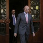 El ministro de Economía en funciones, Luis de Guindos, sale de la sede de la Consellería de Economía