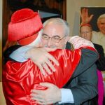 El presidente de la UCAM, José Luis Mendoza, abraza al investido