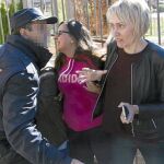 La madre de Marina, una de las víctimas, asistió con rabia al registro