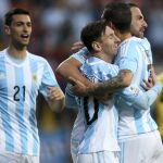 El delantero argentino Gonzalo Higuaín (d) celebra con sus compañeros Lionel Messi (3d) y Ángel Di María (2d) el gol marcado ante la selección jamaicana
