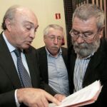 Los secretarios generales de UGT, Cándido Méndez (dcha), y CCOO, Ignacio Fernández Toxo (c), conversan con el secretario general de la CEOE, José María Lacasa (16/07/09)