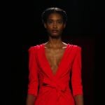 Un modelo de la Colección de Carolina Herrera durante la Semana de la Moda de Nueva York 2013.