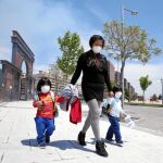 Los vecinos tratan de retomar la normalidad, como la vuelta a clase, tras el incendio