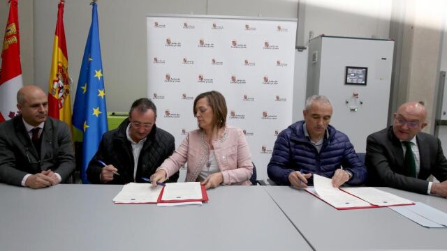 La consejera de Agricultura y Ganadería, Milagros Marcos, participa en la firma de un convenio con la Comunidad de Regantes de Tierra de Campos en presencia del presidente de la Diputación de Valladolid, Jesús Julio Carnero