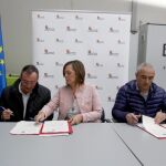 La consejera de Agricultura y Ganadería, Milagros Marcos, participa en la firma de un convenio con la Comunidad de Regantes de Tierra de Campos en presencia del presidente de la Diputación de Valladolid, Jesús Julio Carnero