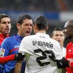 Palop se encara con Di María, al que reprocha un «piscinazo» en el área sevillista