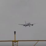 Momento en el que el avión parece detenido en el aire