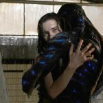 Sally Hawkings abraza al Monstruo (Doug Jones) en una escena de «La forma del agua»