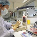 Una investigadora contra la leucemia, en una imagen de archivo