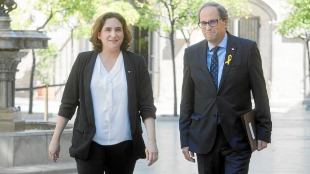 La alcaldesa de Barcelona, Ada Colau, y el presidente de la Generalitat, Quim Torra, ayer, antes de la reunión en el Palau.