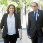 La alcaldesa de Barcelona, Ada Colau, y el presidente de la Generalitat, Quim Torra, ayer, antes de la reunión en el Palau.