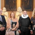 Jesús Julio Carenro, Teresa López y Mar Sancho junto a un figurante en la muestra sobre Simón Ruiz