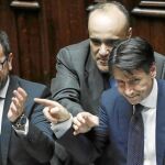 El titular de Justicia, Bonafede, y el primer ministro, Conte, agradecen el apoyo de la Cámara de Diputados, ayer, en Roma