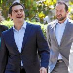 El primer ministro griego, Alexis Tsipras, abandona el palacio presidencial escoltado por varios de los miembros de su gabinete, ayer, en Atenas