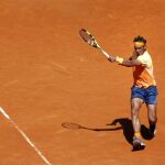 El tenista español Rafael Nadal devuelve una bola al austríaco Dominic Thiem