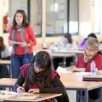 Varias mujeres realizan un examen de oposición para maestro en una convocatoria anterior