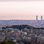 El porcentaje de riesgo de pobreza o exclusión social es ligeramente superior en las mujeres -25,6%- que en los hombres -23,2%- en Barcelona