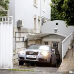 Un vehículo sale de la vivienda de Mario Conde en Madrid.