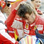 ALONSO se dirige cabizbajo al box de Ferrari