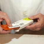 El Tribunal Constitucional ampara a un farmacéutico que se negó a vender la "píldora del día después", pero le sanciona por no disponer de ella en el establecimiento