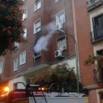 Los bomberos en edificio situado en el número 18 de la calle Fernández de los Ríos.