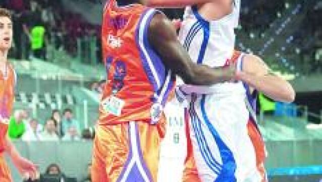 Felipe Reyes intenta anotar por encima de Pietrus, jugador de Power Electronics Valencia, ayer en la Caja Mágica