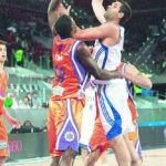 Felipe Reyes intenta anotar por encima de Pietrus, jugador de Power Electronics Valencia, ayer en la Caja Mágica