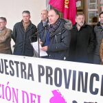 Eduardo López Sendino, secretario general de UPL, se dirige a los asistentes en la concentración de protesta por la finalización de las obras de integración de Feve en la capital leonesa; tras él, representantes municipales de PSOE, Ciudadanos y Podemos
