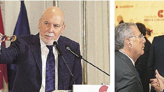 Márius Carol, durante su ponencia en el desayuno informativo. A la derecha, José Creuheras, presidente de Planeta, conversa con el presidente del Grupo Godó, Javier Godó