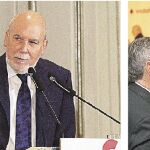 Márius Carol, durante su ponencia en el desayuno informativo. A la derecha, José Creuheras, presidente de Planeta, conversa con el presidente del Grupo Godó, Javier Godó
