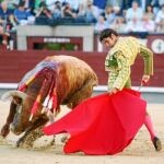 Cayetano Rivera dando ayer un natural al tercero de la tarde