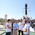 El consejero arrancó con una visita al buque «Arctic Sunrise» de Greenpeace