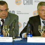 A la derecha, el presidente de la CAM y del nuevo grupo constituido, Modesto Crespo, y el director de la caja alicantina, Roberto López
