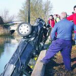 Retirada del vehículo que cayó en una acequia el pasado jueves con un saldo de dos varones fallecidos