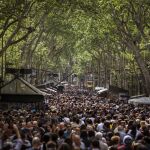 El Paseo de Las Ramblas abarrotado de gente por el Día del Libro
