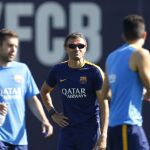 El entrenador del FC Barcelona, Luis Enrique Martínez con Jordi Alba durante una sesión de entrenamiento.